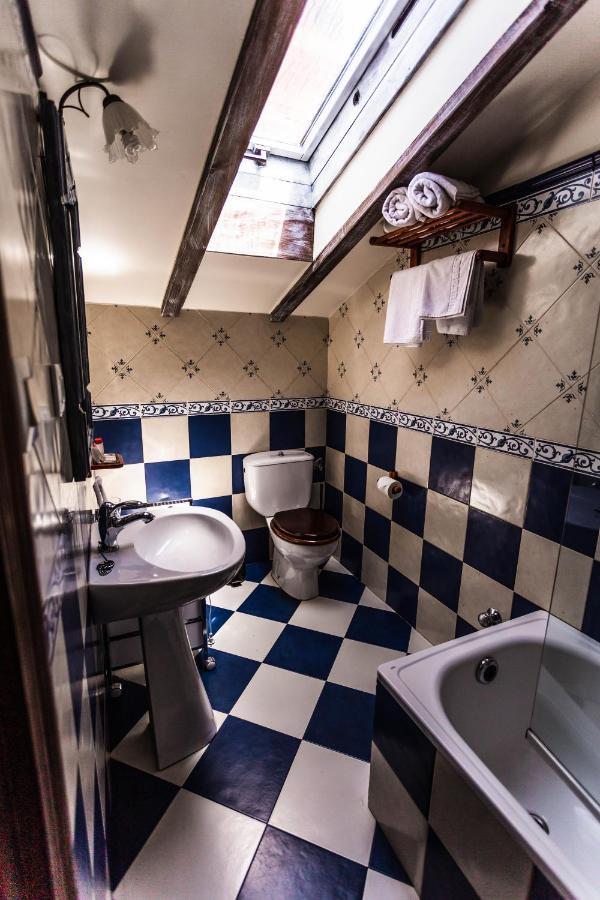 Posada Real La Montanesa Corrales De Buelna Bagian luar foto
