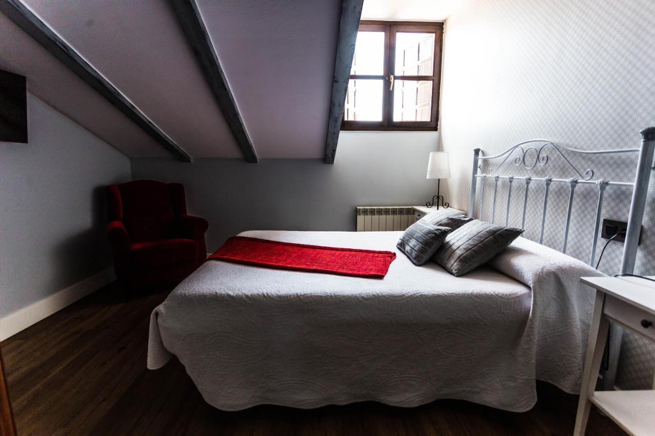 Posada Real La Montanesa Corrales De Buelna Bagian luar foto