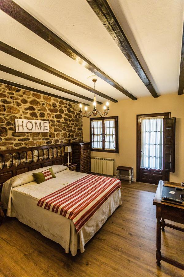 Posada Real La Montanesa Corrales De Buelna Bagian luar foto