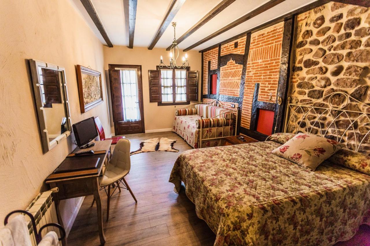 Posada Real La Montanesa Corrales De Buelna Bagian luar foto