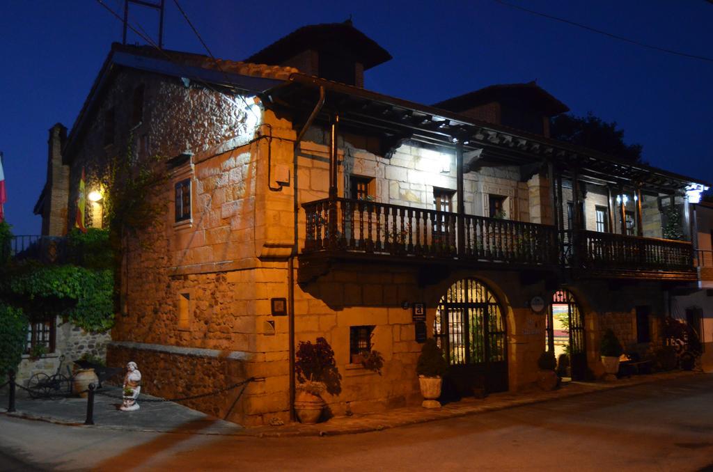 Posada Real La Montanesa Corrales De Buelna Bagian luar foto